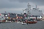 Op de voorgrond de duikboot tijdens duikdemonstratie